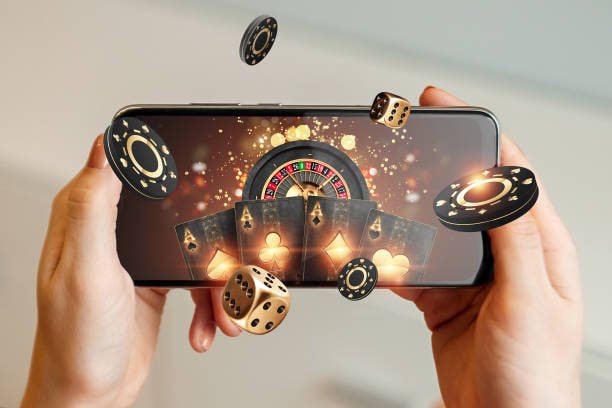 8g777 APP မိုဘိုင်းဖုန်းဖြင့် ကာစီနိုကစားနေသောပုံ